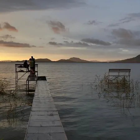 Dom wakacyjny Igenyesen Berendezett Nyaralo Sajat Steggel, Kerti Grillel Balatonfenyvesen, Vizparti Utcaban, A Totol 50 M-re Balatonfenyves