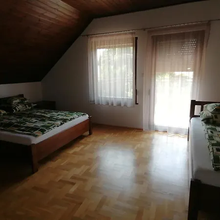Igenyesen Berendezett Nyaralo Sajat Steggel, Kerti Grillel Balatonfenyvesen, Vizparti Utcaban, A Totol 50 M-re بيت للعطل بالاتونفينيفيس