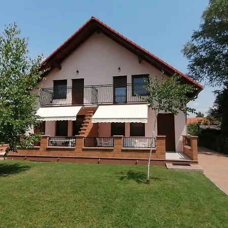 Igenyesen Berendezett Nyaralo Sajat Steggel, Kerti Grillel Balatonfenyvesen, Vizparti Utcaban, A Totol 50 M-re بيت للعطل