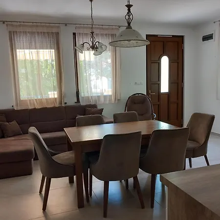 Igenyesen Berendezett Nyaralo Sajat Steggel, Kerti Grillel Balatonfenyvesen, Vizparti Utcaban, A Totol 50 M-re Dom wakacyjny *