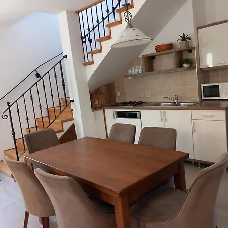 Dom wakacyjny Igenyesen Berendezett Nyaralo Sajat Steggel, Kerti Grillel Balatonfenyvesen, Vizparti Utcaban, A Totol 50 M-re