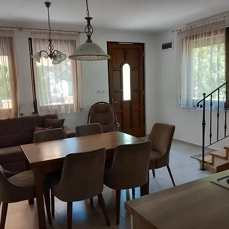 Igenyesen Berendezett Nyaralo Sajat Steggel, Kerti Grillel Balatonfenyvesen, Vizparti Utcaban, A Totol 50 M-re