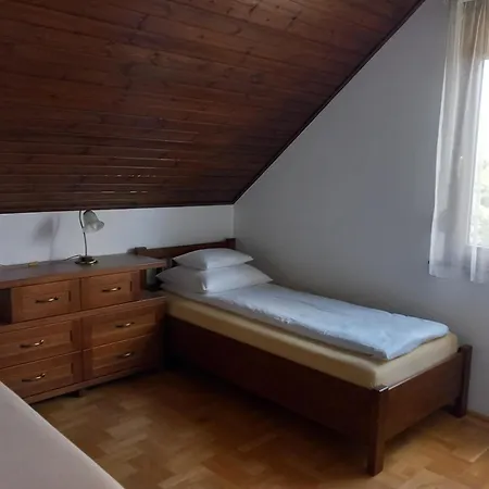 Igenyesen Berendezett Nyaralo Sajat Steggel, Kerti Grillel Balatonfenyvesen, Vizparti Utcaban, A Totol 50 M-re Dom wakacyjny *