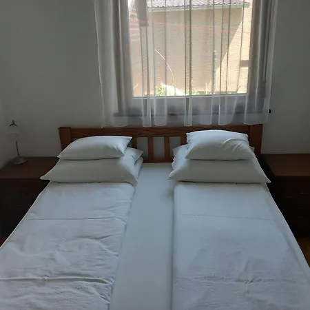 度假居 Igenyesen Berendezett Nyaralo Sajat Steggel, Kerti Grillel Balatonfenyvesen, Vizparti Utcaban, A Totol 50 M-re *