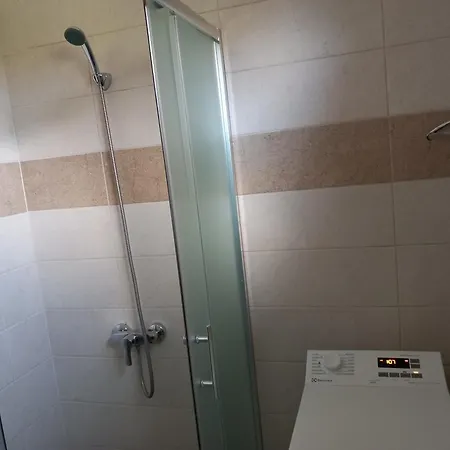 Igenyesen Berendezett Nyaralo Sajat Steggel, Kerti Grillel Balatonfenyvesen, Vizparti Utcaban, A Totol 50 M-re Dom wakacyjny Balatonfenyves