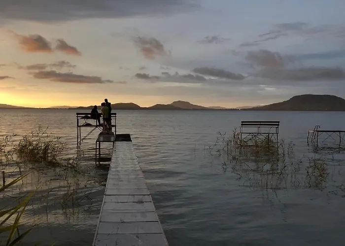 別荘 Igenyesen Berendezett Nyaralo Sajat Steggel, Kerti Grillel Balatonfenyvesen, Vizparti Utcaban, A Totol 50 M-re バラトンフェニヴェシュ