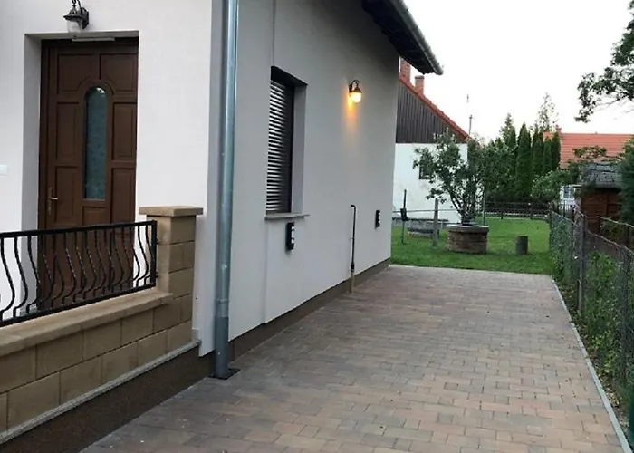 Igenyesen Berendezett Nyaralo Sajat Steggel, Kerti Grillel Balatonfenyvesen, Vizparti Utcaban, A Totol 50 M-re 別荘