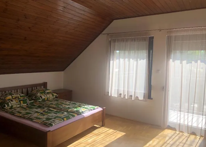 Igenyesen Berendezett Nyaralo Sajat Steggel, Kerti Grillel Balatonfenyvesen, Vizparti Utcaban, A Totol 50 M-re