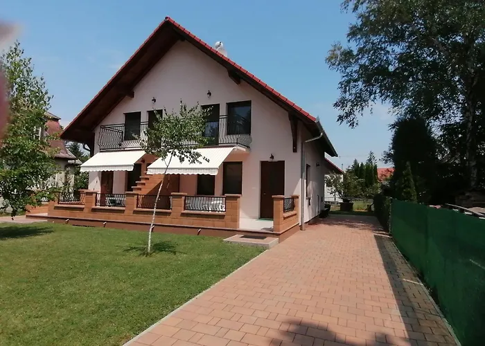 Igenyesen Berendezett Nyaralo Sajat Steggel, Kerti Grillel Balatonfenyvesen, Vizparti Utcaban, A Totol 50 M-re