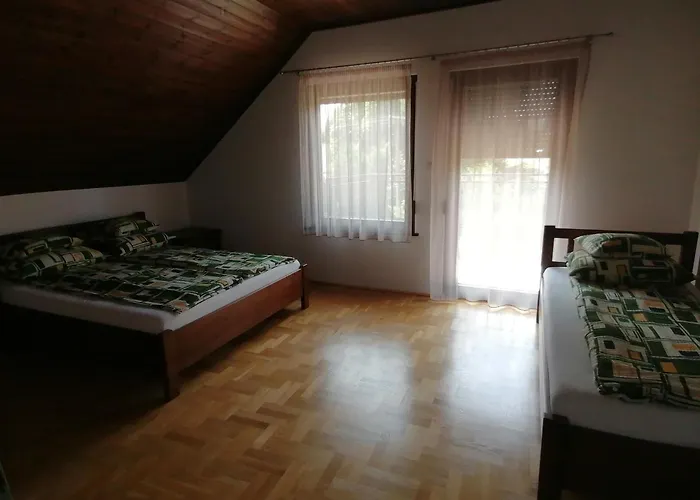 Igenyesen Berendezett Nyaralo Sajat Steggel, Kerti Grillel Balatonfenyvesen, Vizparti Utcaban, A Totol 50 M-re 別荘 バラトンフェニヴェシュ